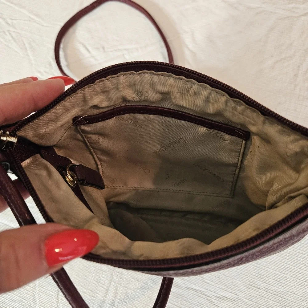 Calvin Klein Burgundy Pebbled Leather Crossbody Bag H3DEA1KF CHQS3228 Gold‎ Logo